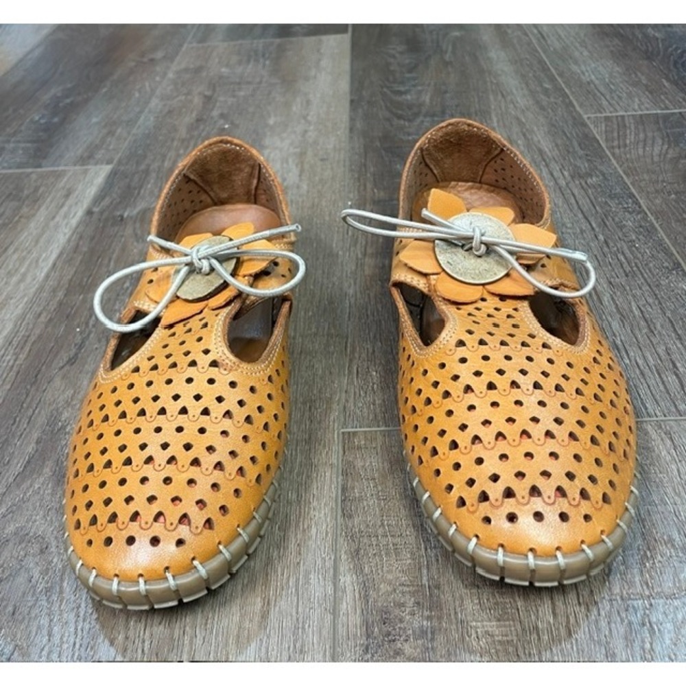 Spring Step Leather Cutout Flat Shoes Women Tan Floral Tie Bow Sz US 8-8.5 EU 39